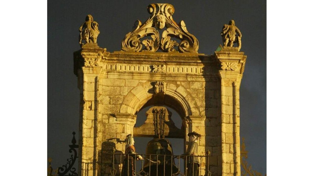 ‘Los maragatos’, en la fachada del Ayuntamiento de Astorga.