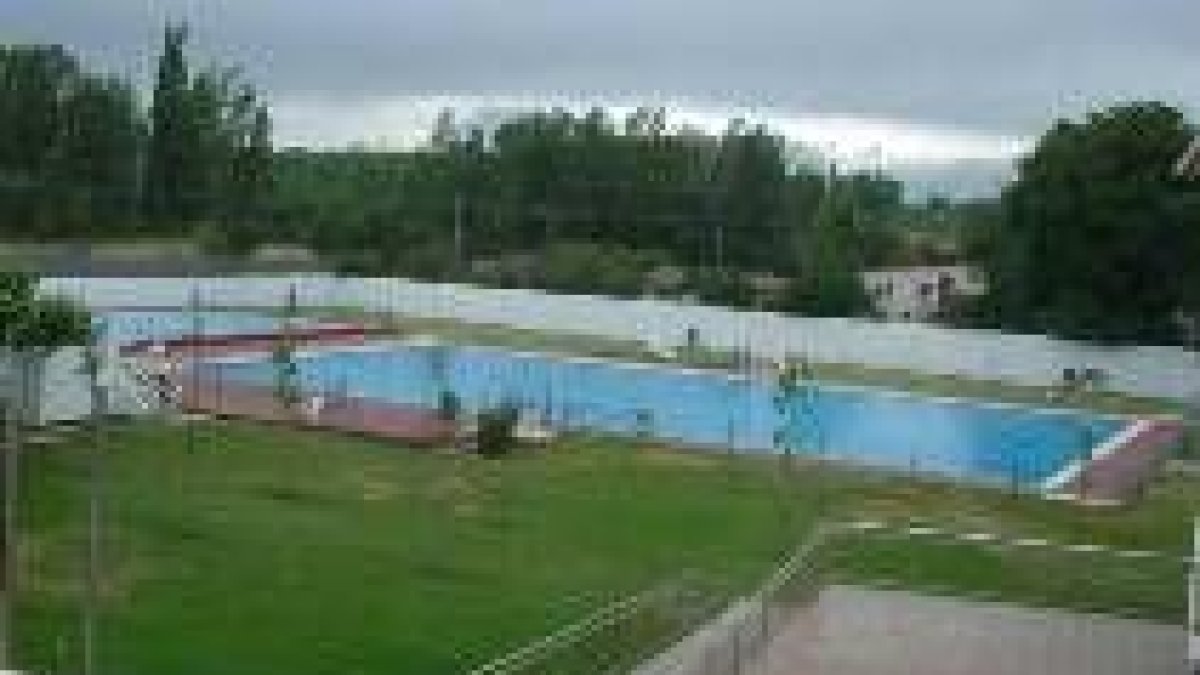 Vista panorámica de la piscina con su amplia zona verde para el descanso