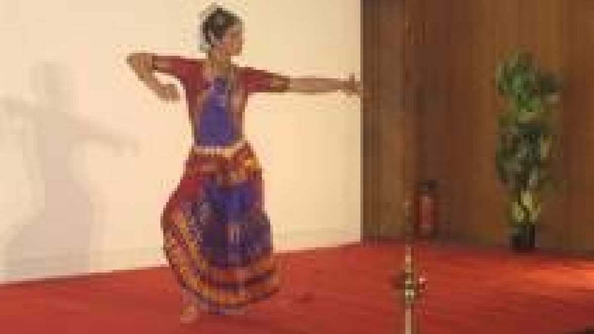 Una bailarina interpreta danzas indias en Astorga para acercar esta cultura a la población