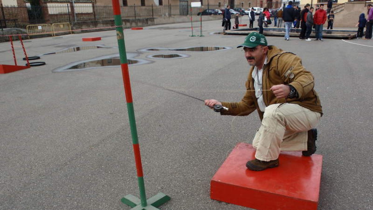 Un pescador trata de realizar una de las pruebas del ‘casting’ de pesca