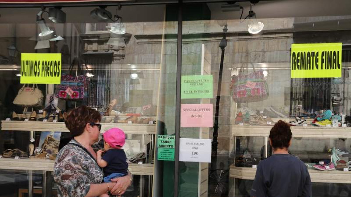 Los compradores escudriñaban ayer escaparates en busca de productos aún más rebajados