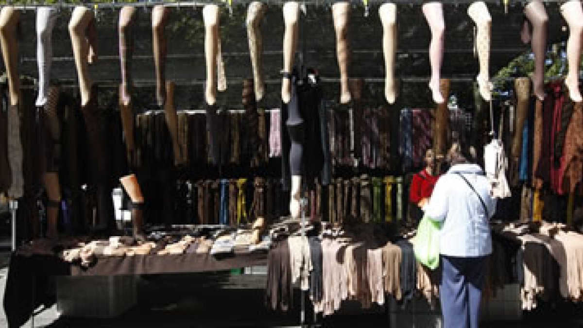 Un puesto ambulante tradicional del mercadillo de los domingos de León en Papalaguinda, antes del tr