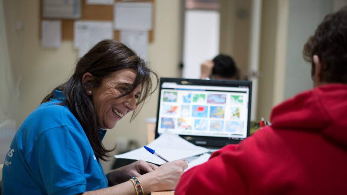 Una voluntaria de La Caixa durante su labor de acompañamiento a una persona afectada. DL