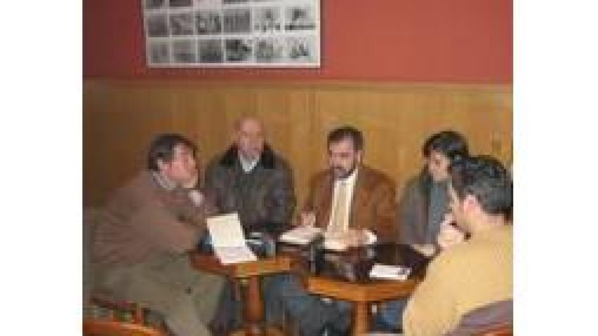 Palazuelo, tercero por la izquierda, en la rueda de prensa que ofreció ayer