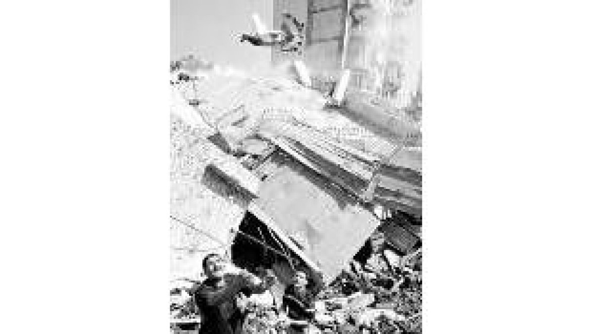 Un beirutí libera una de sus palomas tras el bombardeo de su casa