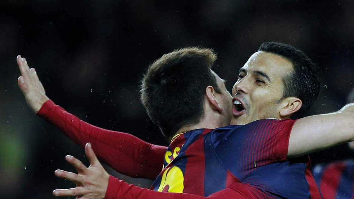 El delantero del FC Barcelona Pedro Rodríguez celebra su gol con el argentino Leo Messi, durante el partido ante el Málaga.