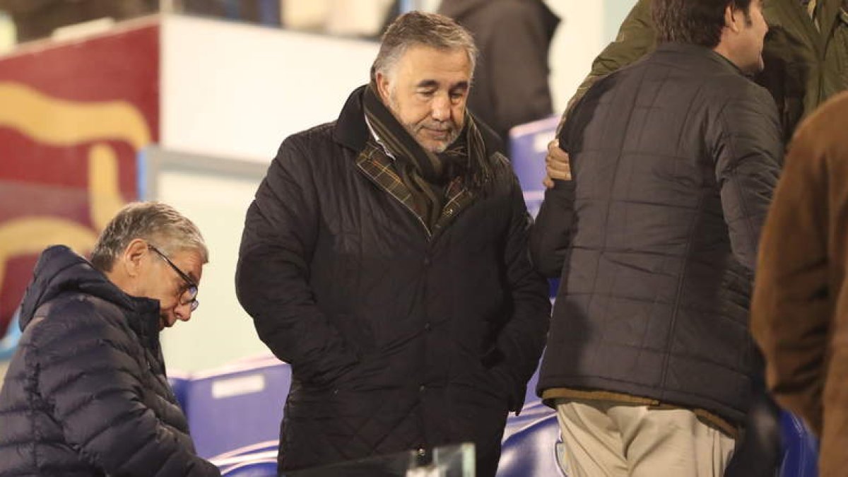 El presidente de la Deportiva, José Fernández Nieto, abandona cabizbajo el palco de El Toralín tras el empate cosechado por su equipo ante Osasuna B. L. DE LA MATA