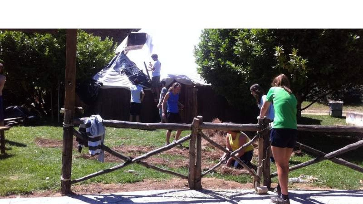 Un grupo de amigos trabaja en la que será su casa durante los días de la fiesta de recreación.