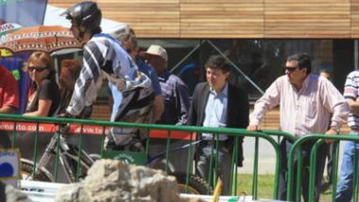 El presidente en funciones del Consejo, José Luis Ramón, ayer con Samuel Folgueral, en Pobladura.