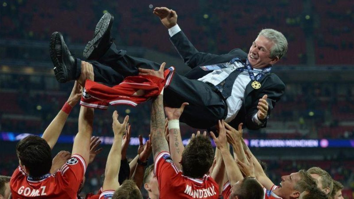Heynckes, manteado cuando ganó la Champions con el Bayern en el 2013.