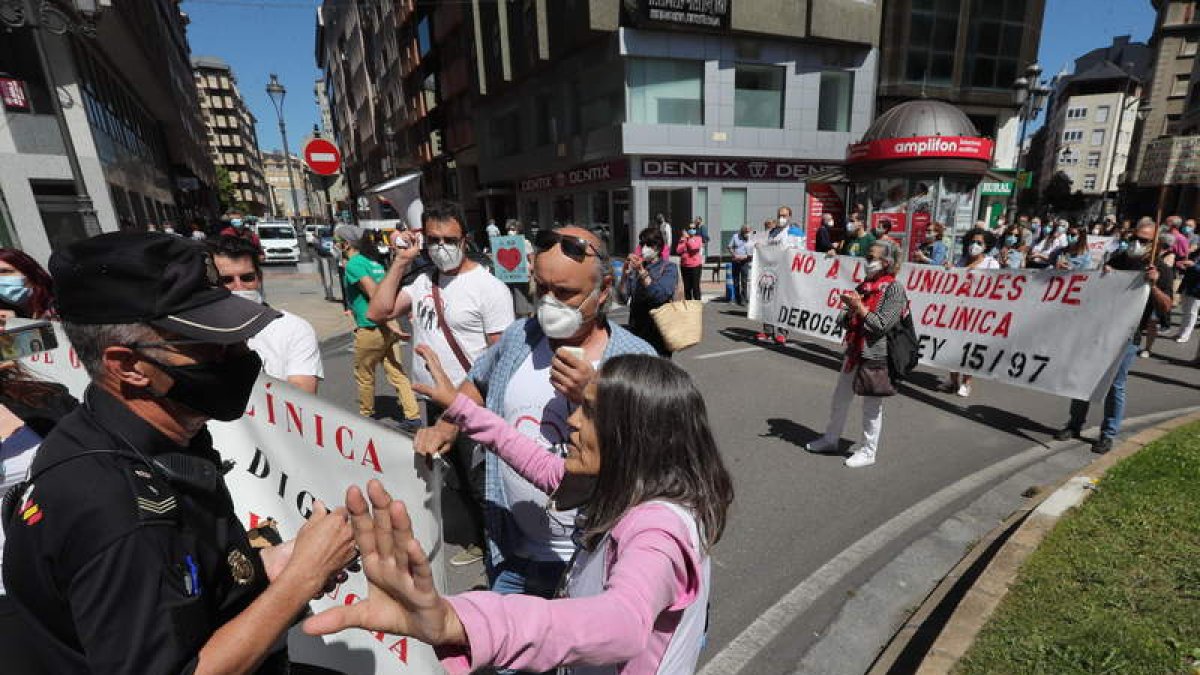 Concentración celebrada ayer en Ponferrada. ANA F. BARREDO