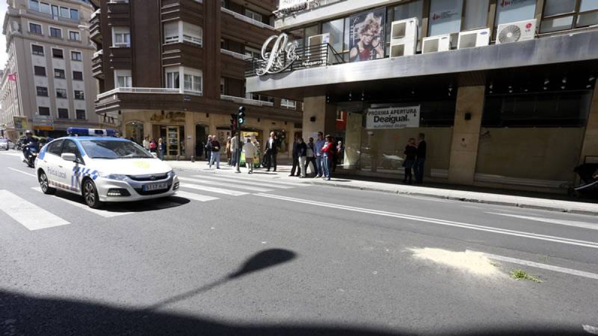 Lugar donde tuvo lugar el atropello, en el paso de peatones de la avenida de Independencia que da acceso a la calle Burgo Nuevo.
