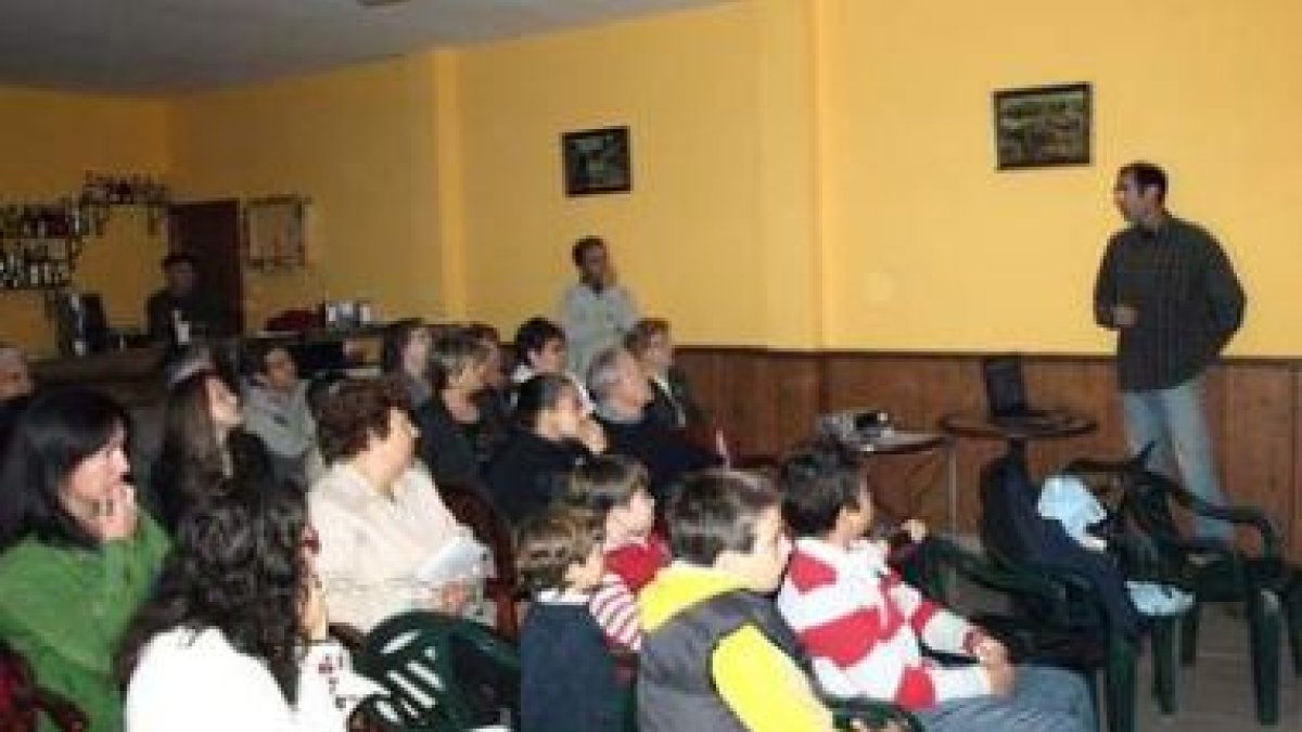 El naturista Tomás Sanz en un momento de la charla .