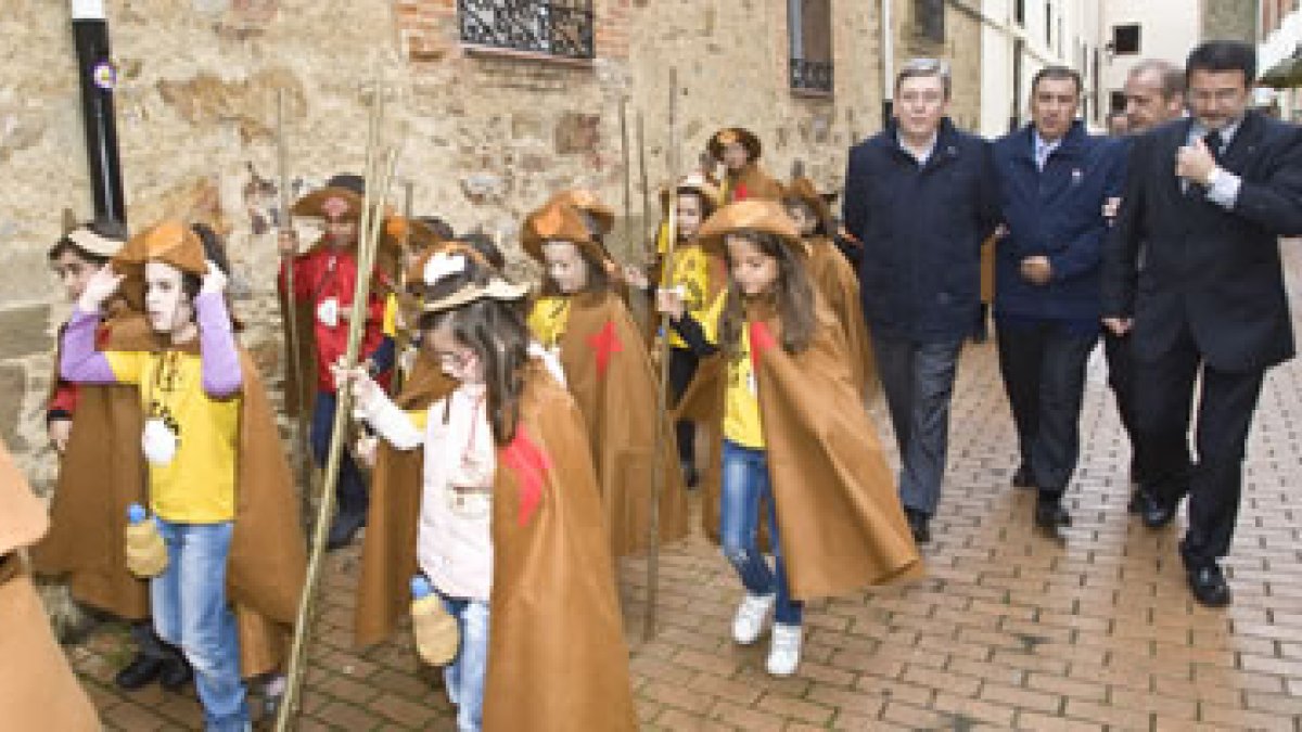 El consejero Juan José Mateos y el presidente de las Cortes, José Manuel Fernández Santiago, acompañ