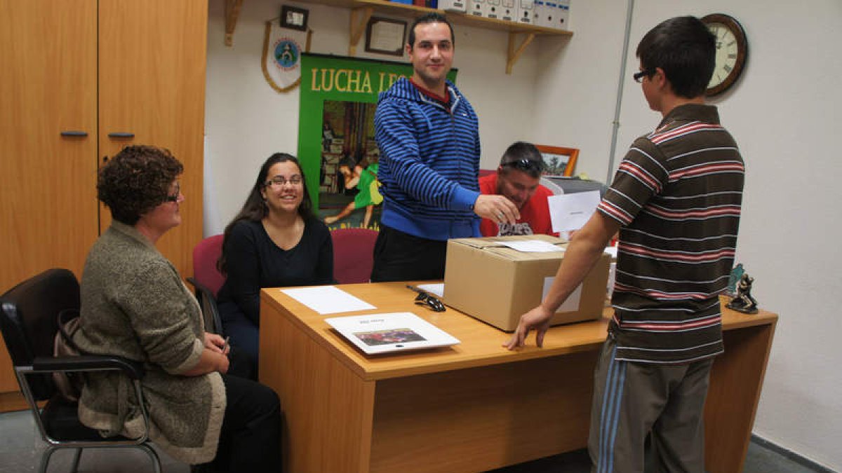 Las elecciones, para los estamentos que las requerían, se celebraban el pasado día 16.