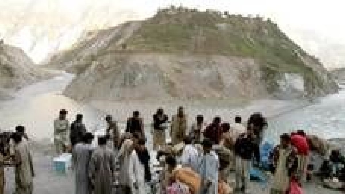 Los habitantes de Kachemira recogen la ayuda humanitaria repartida a lo largo del río Nilo