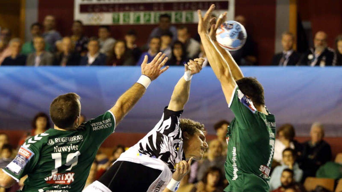Acacio intenta superar a la defensa del Wacker durante el último partido de Champions. MARCIANO PÉREZ
