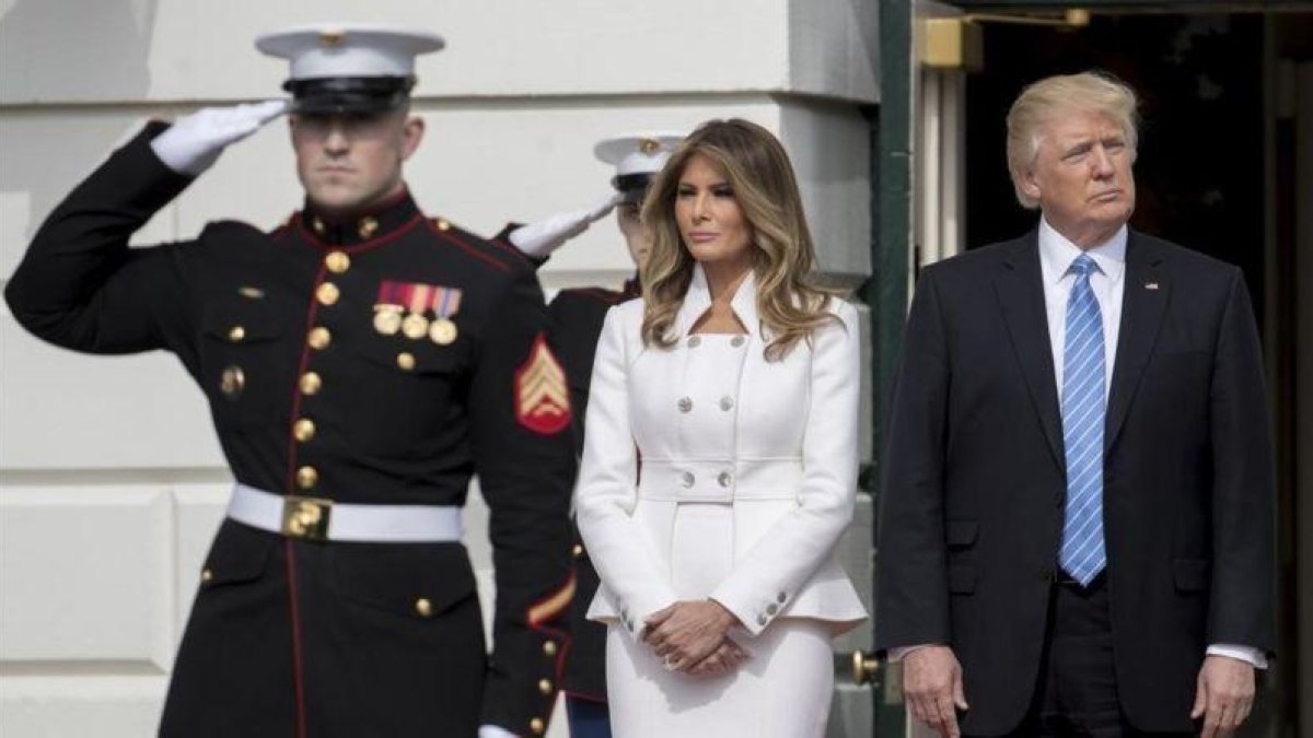 Donald Trump  y su esposa, Melania, esperan la llegada del primer ministro israeli  Benjamin Netanyahu y de su mujer, Sara, en la Casa Blanca, el 15 de febrero.