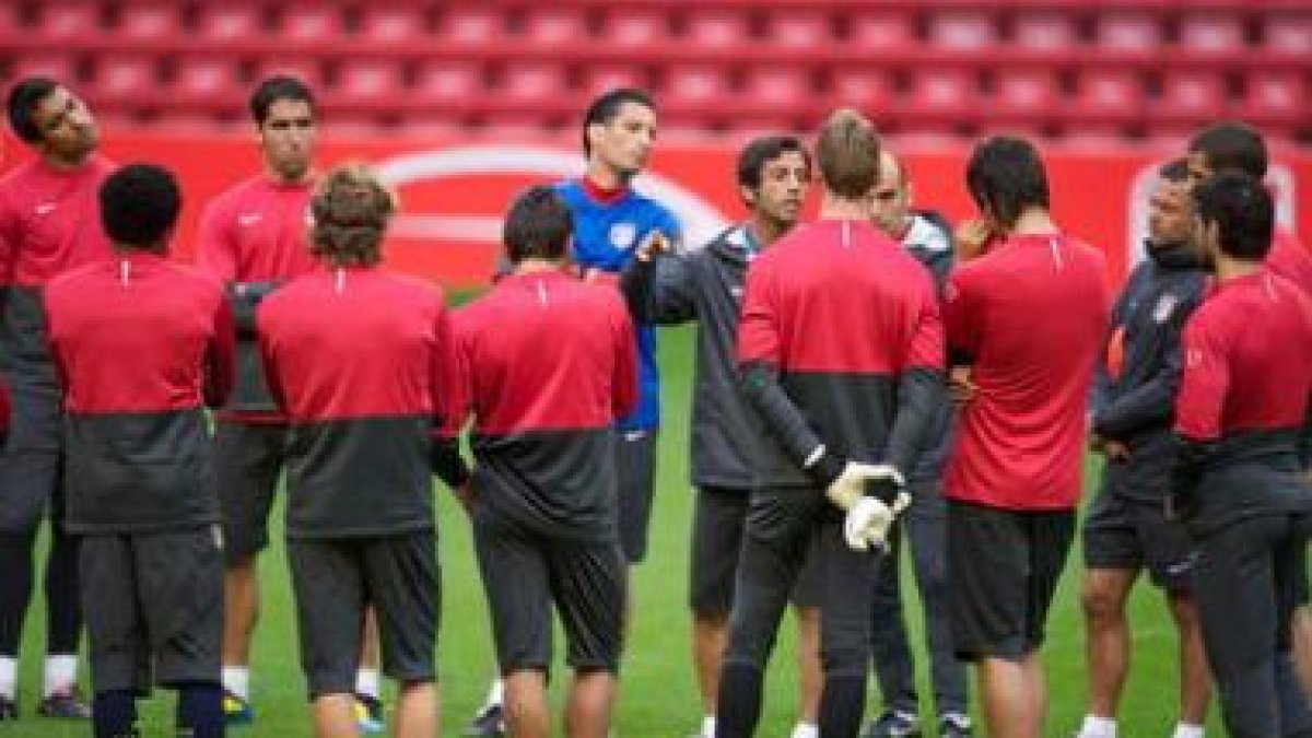 Quique Sánchez Flores, habla ayer con sus jugadores.
