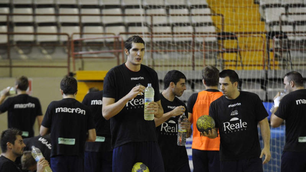 La plantilla repone fuerzas en un descanso durante un entrenamiento la semana pasada.