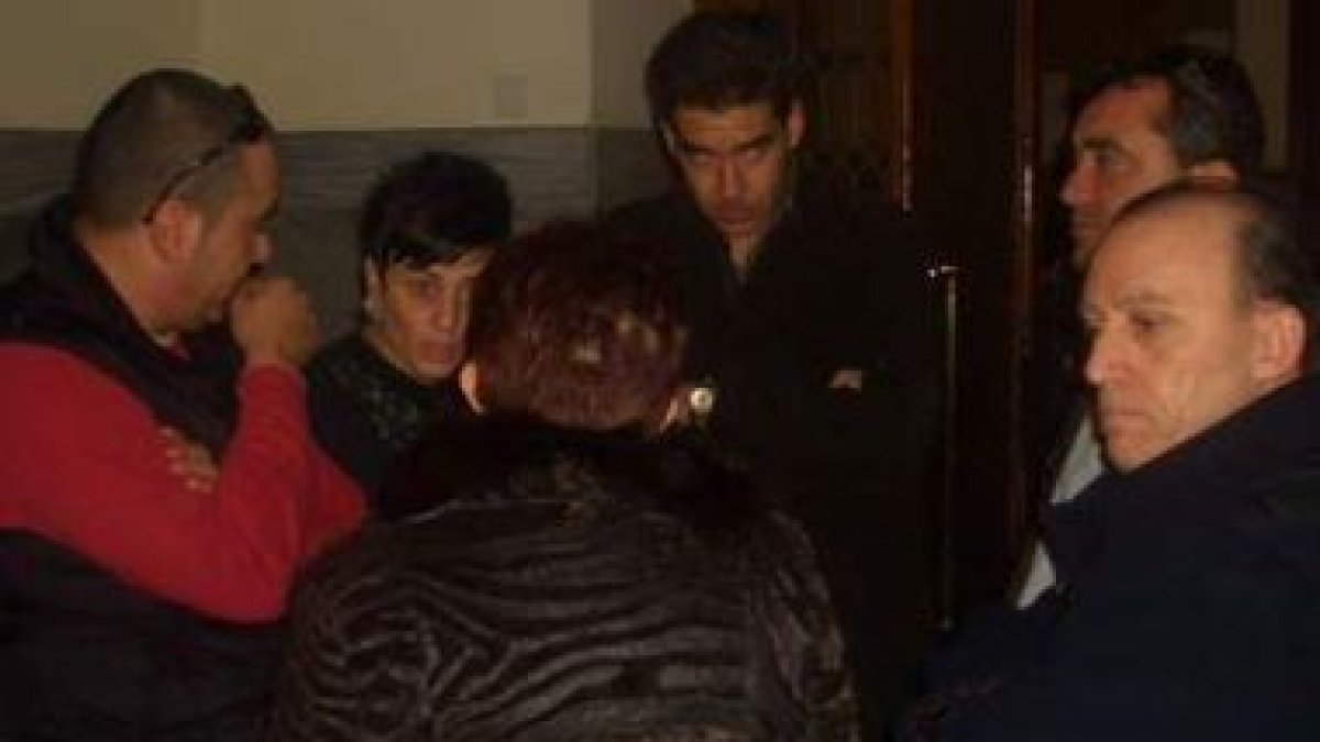 La viuda, segunda por la izquierda, y sus familiares viajaron desde León para estar en la vista.