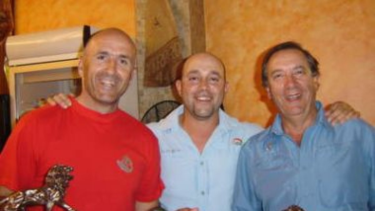 Picón y Castro con el presidente (en el centro) del club.