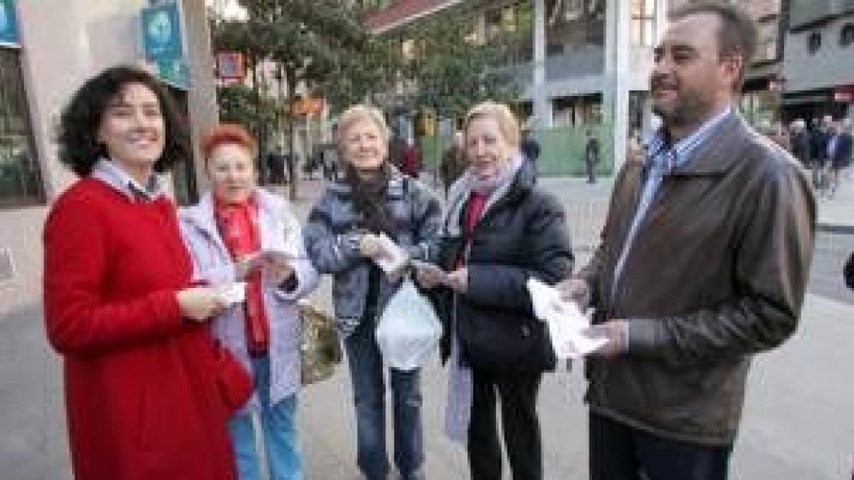 Cargos públicos del PSOE, tomando contacto ayer por la mañana con varias ciudadanas en Lazúrtegui