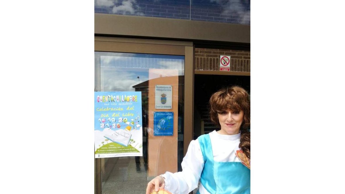 El personaje infantil Bella repartía ayer programas.