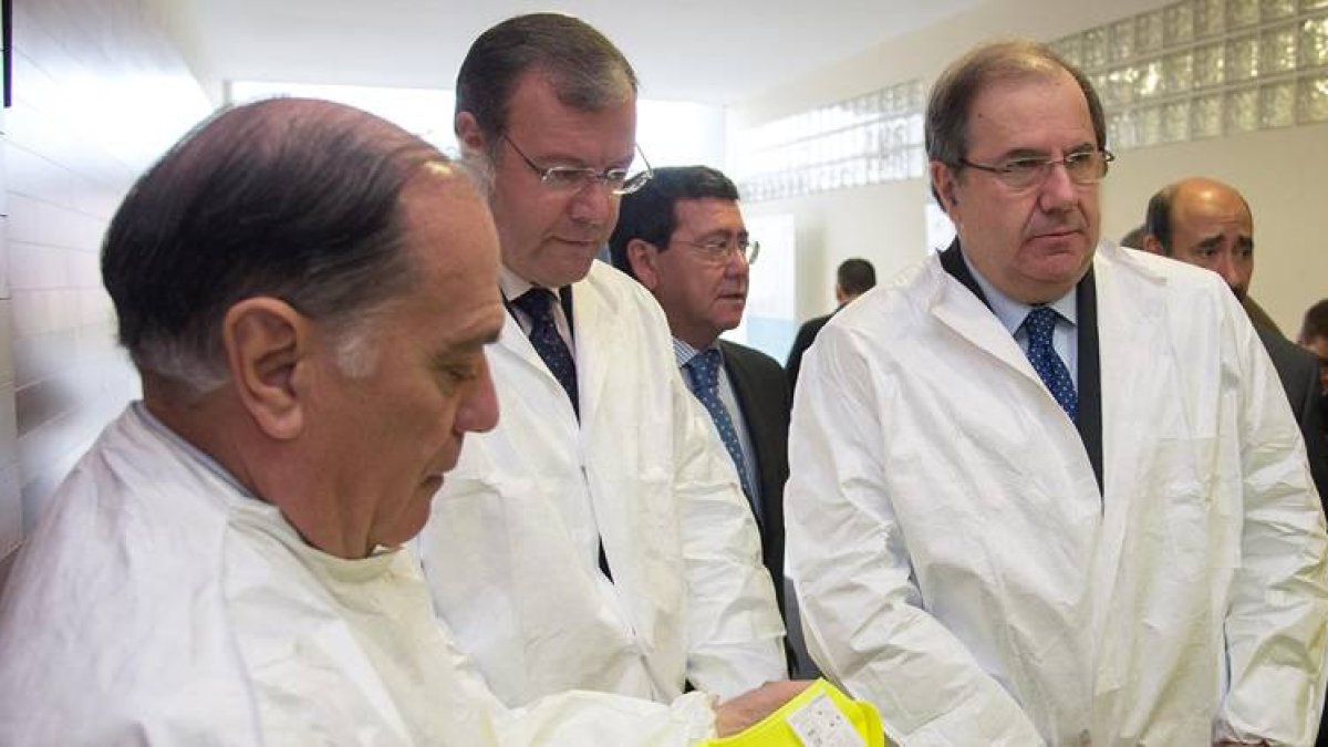 El presidente de la Junta, Juan Vicente Herrera, visita las nuevas instalaciones del Grupo Saint-Gobain, Verallia Burgos acompañado por el consejero de Economía, Tomás Villanueva y el consejero de Fomento y Medio Ambiente, Antonio Silván.