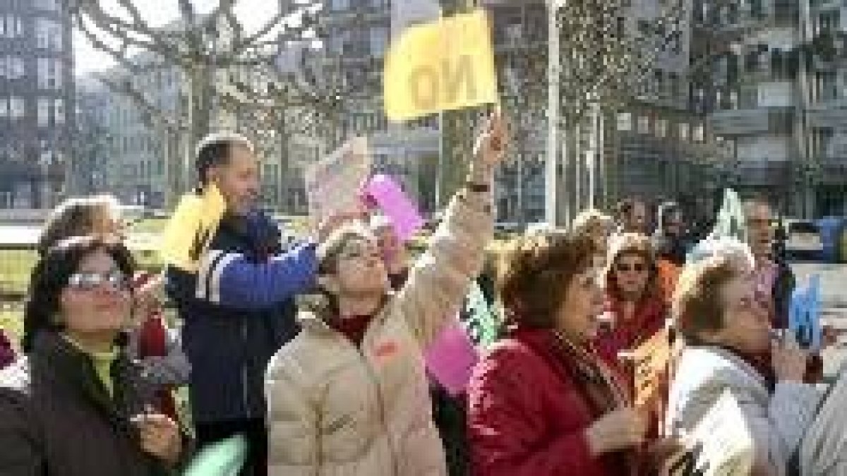 Un momento de la manifestación frente a la Subdelegación del Gobierno contra el Acceso Sur
