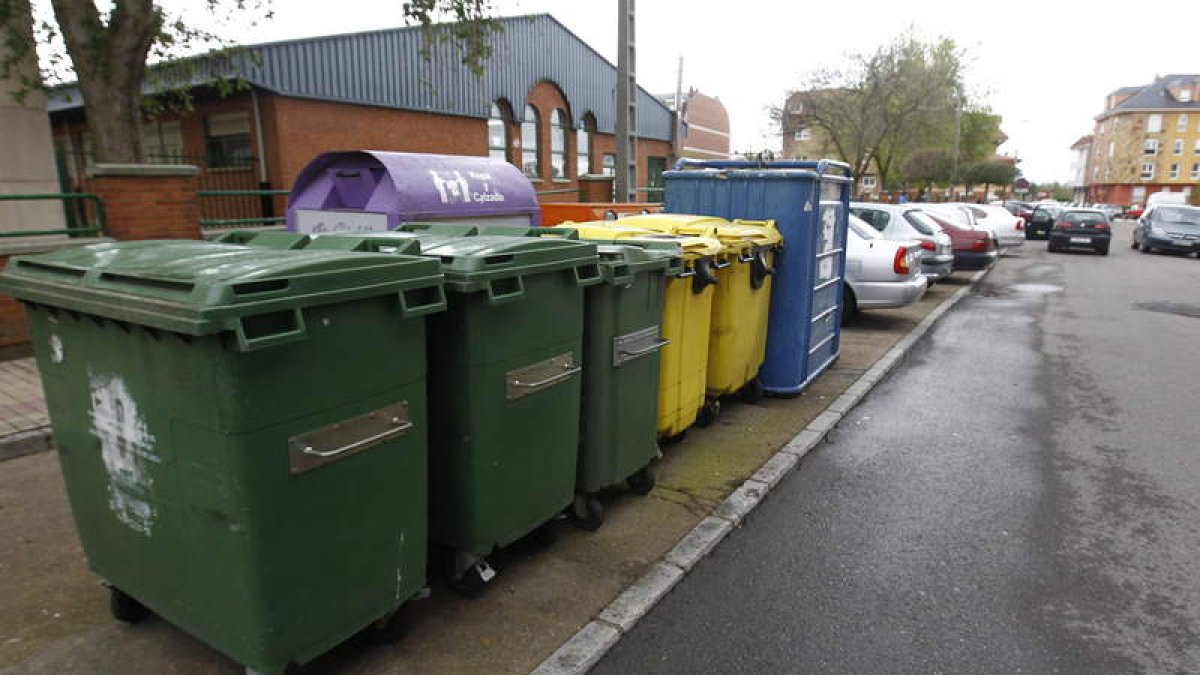 Contenedores para reciclar los residuos instalados en una calle de La Virgen del Camino.