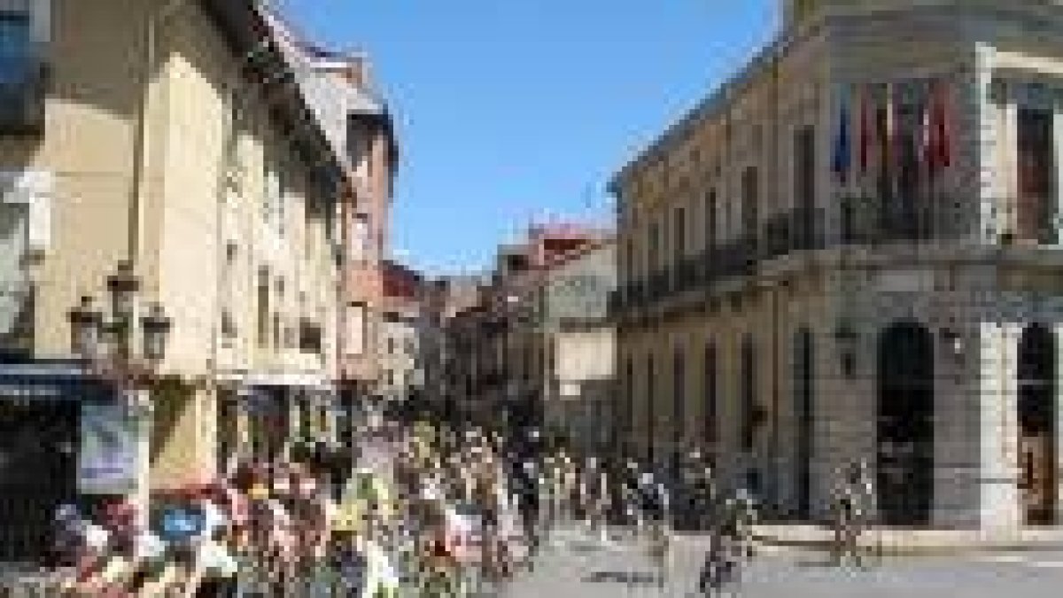 Los cicloturistas entran en la plaza Mayor poco antes de finalizar la carrera
