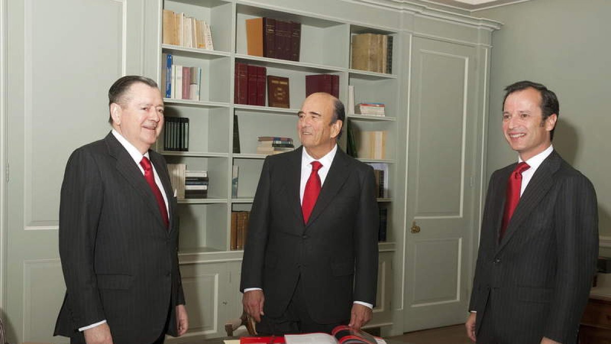 El ex consejero Alfredo Sáenz, el presidente, Emilio Botín y el nuevo primer ejecutivo, Javier Marín.