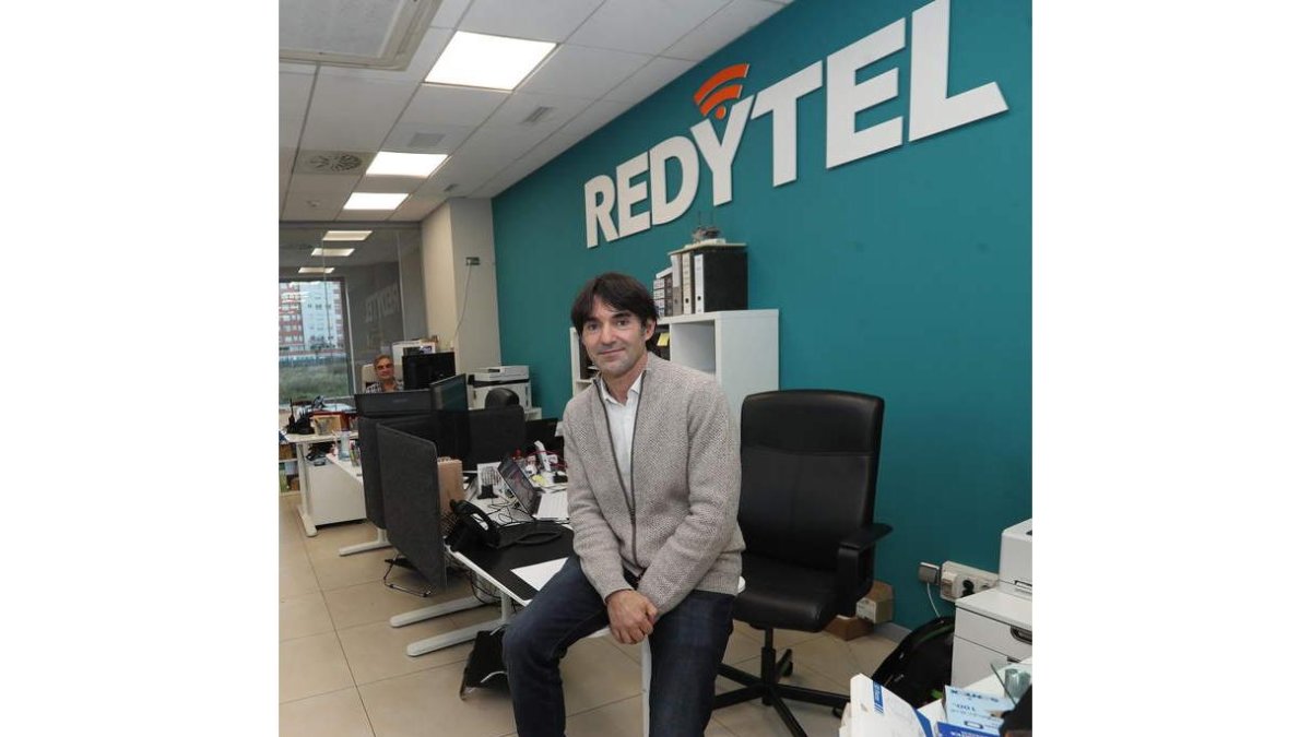 Óscar Cueto, director técnico de Redytel IoT, en la sede de la empresa en Ponferrada. ana f. barredo