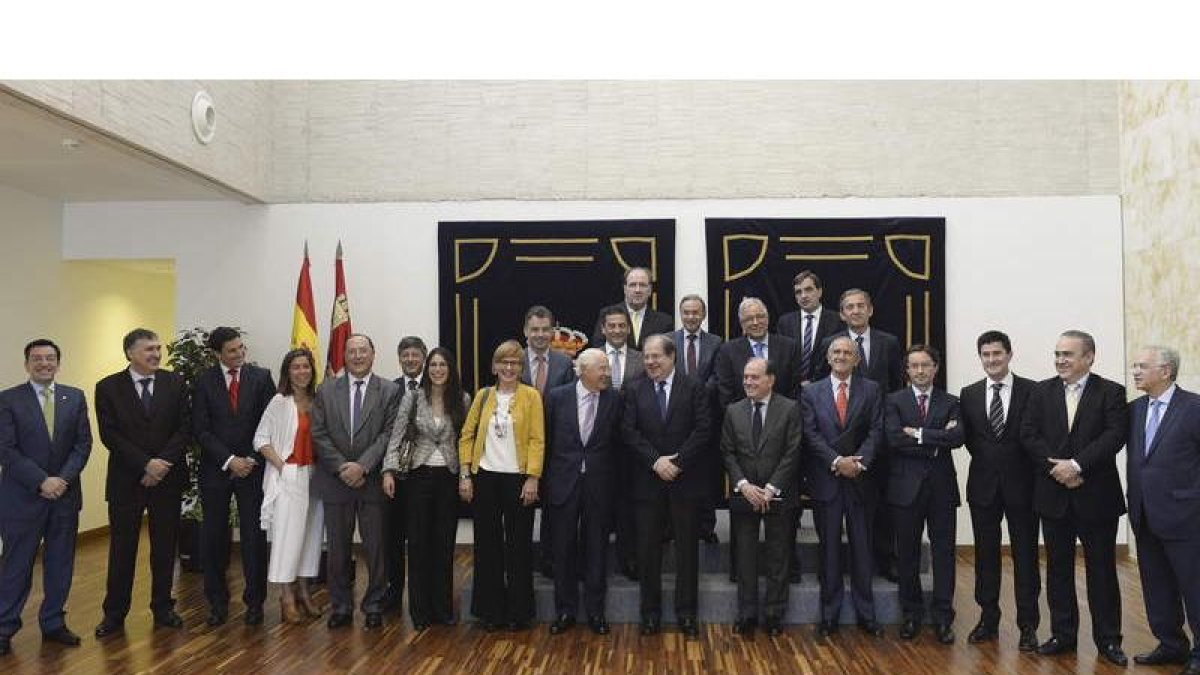Foto de familia de Herrera con los miembros de la Asociación para el Progreso de la Dirección.