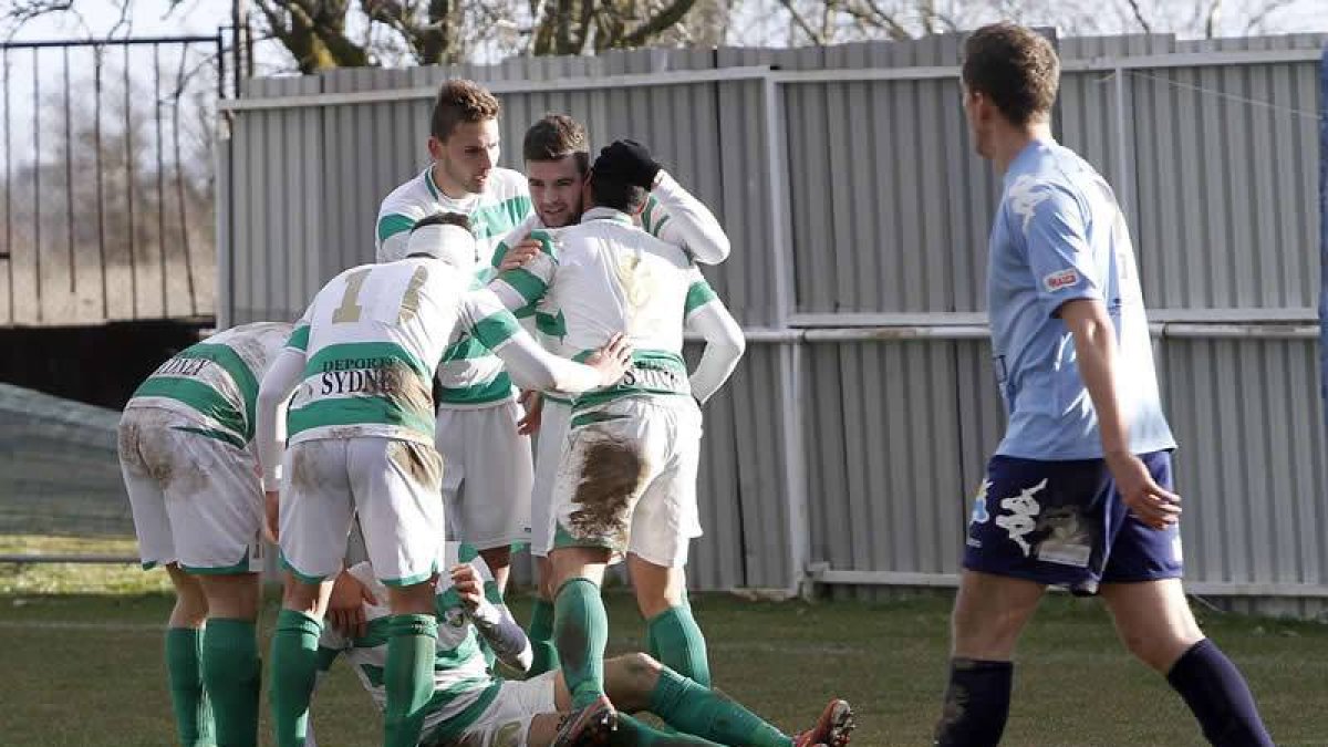 Los jugadores de La Virgen celebran su segundo gol, obra de Mario Visa.