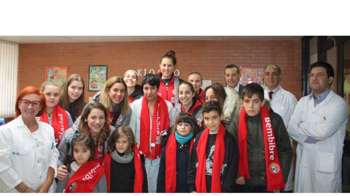 La plantilla del Pajariel Bembibre visitó a los niños del servicio de Pediatría del Hospital del Bierzo. DL