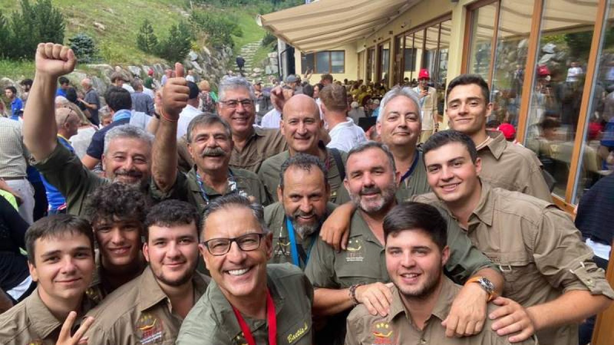Álvarez Tejedor, en primer plano junto a sus compañeros de la selección máster y los de la júnior. DL