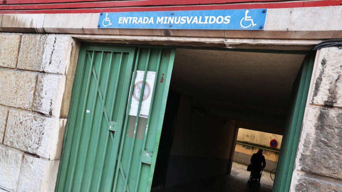 Cartel a la entrada de los ambulatorios de La Condesa.