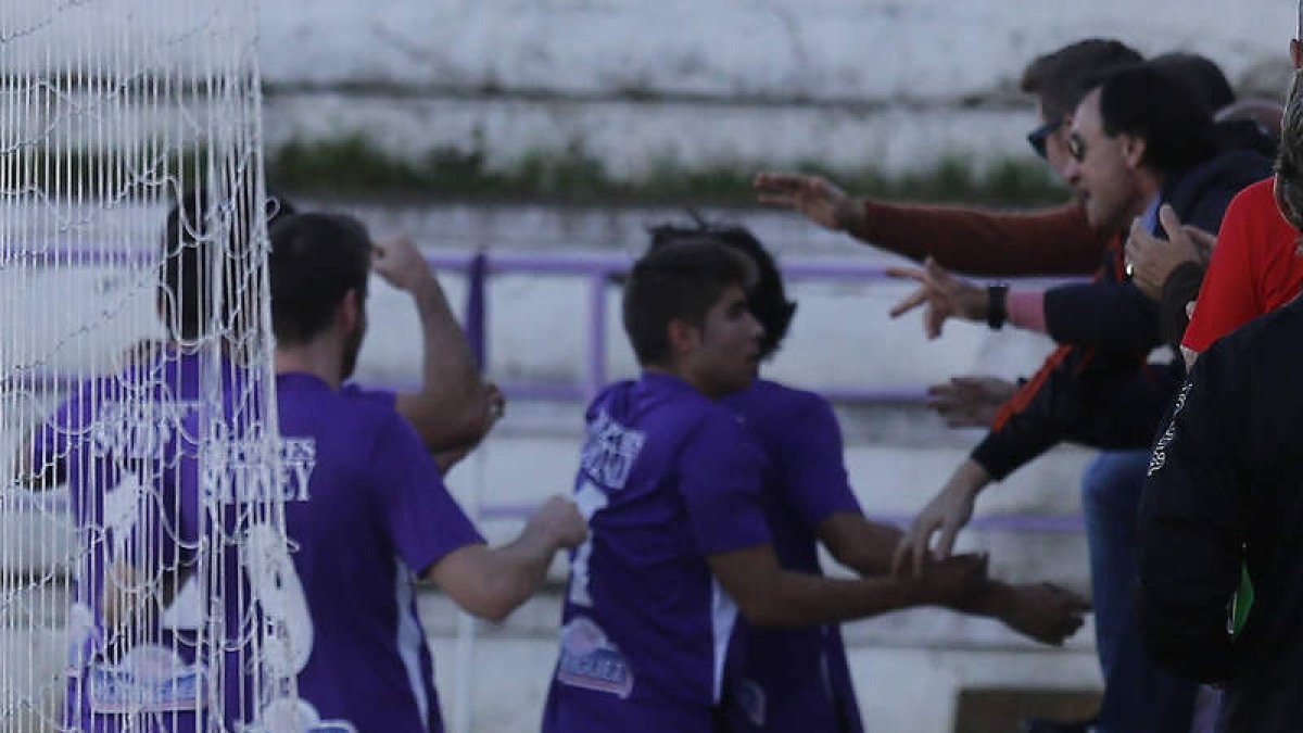 Los jugadores bañezanos celebran con su afición el gol de Mateo que abría el camino del triunfo