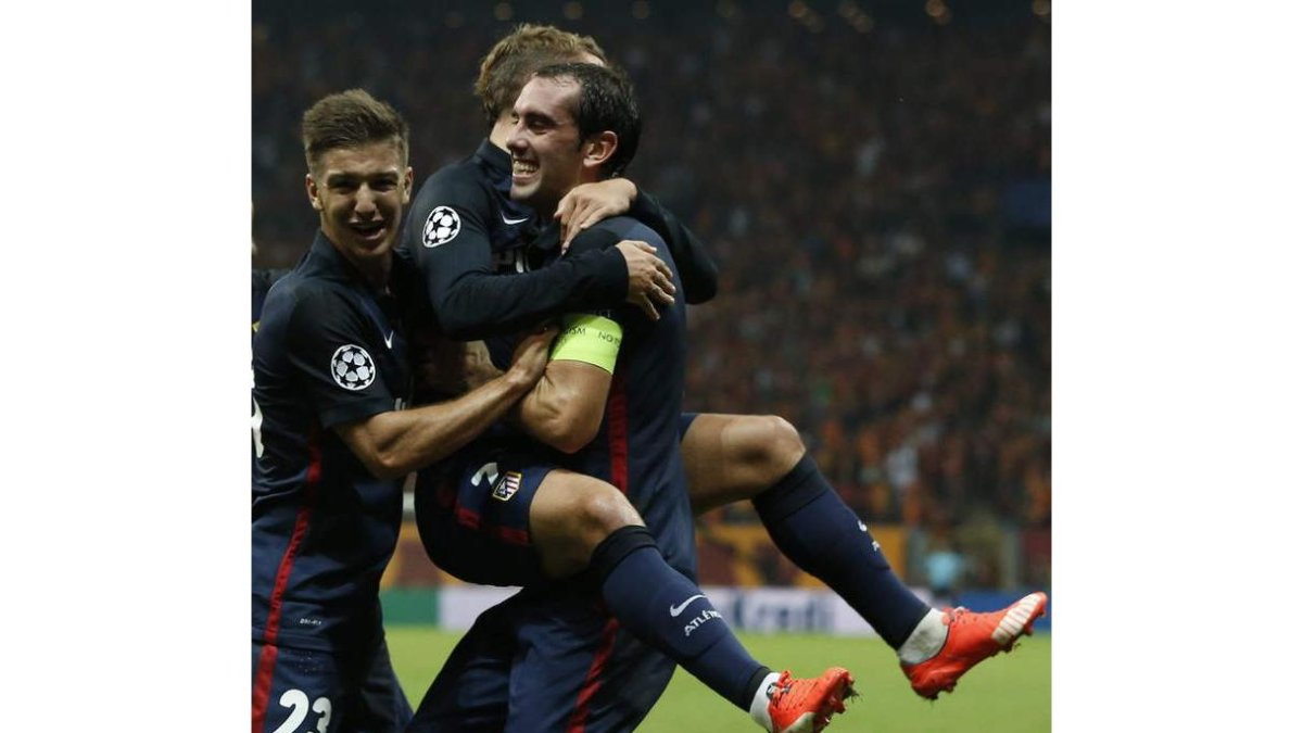 Griezmann celebra un gol junto a sus compañeros.