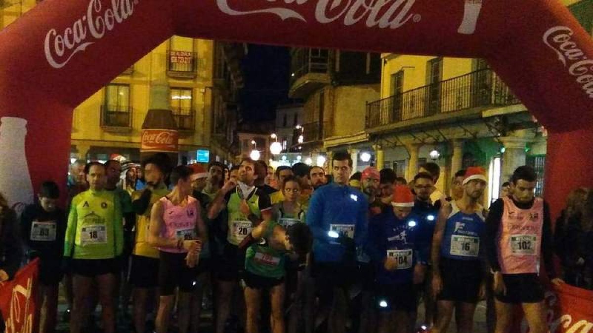 La Carrera de Navidad de Astorga contó en la línea de salida con más de 130 atletas. URIEL