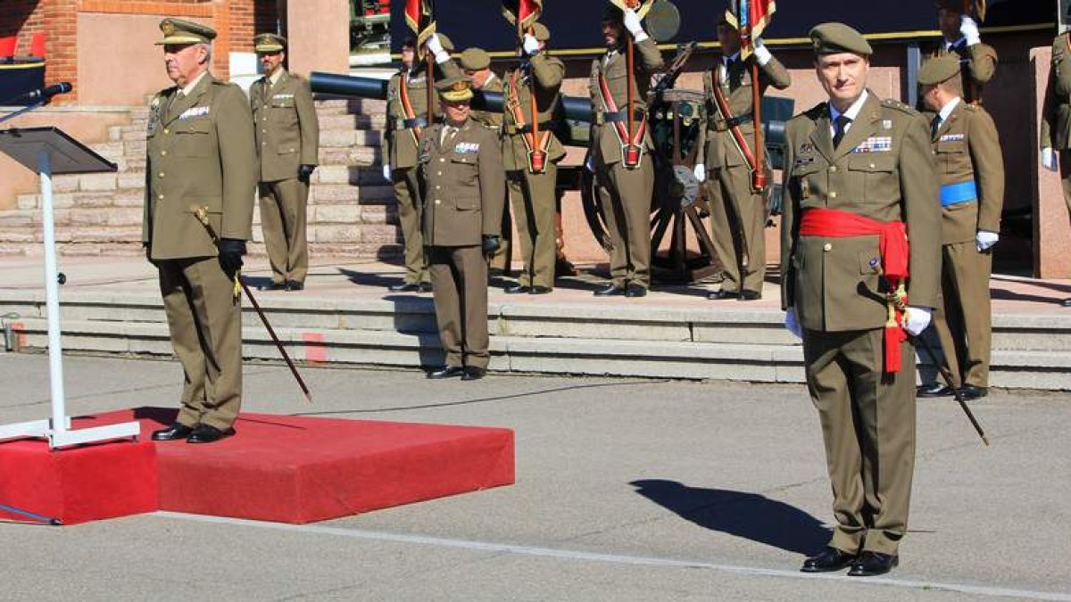 El teniente general Medina Cebrián, y el nuevo responsable del Maca, general Meijide, ayer.