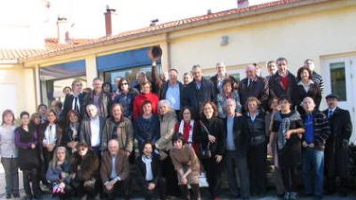 Los compañeros y ex compañeros posaron ayer con la homenajeada antes del almuerzo.