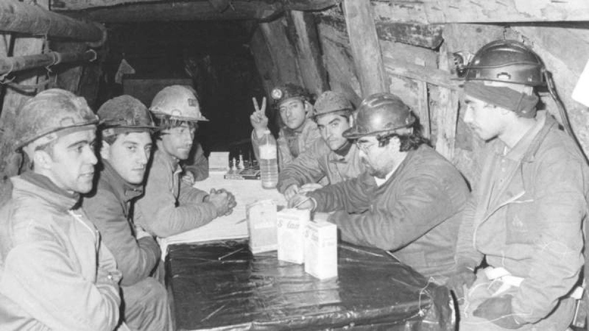 Los encerrados en el pozo Mariángela, el 29 de octubre de 1994, al tercer día bajo tierra