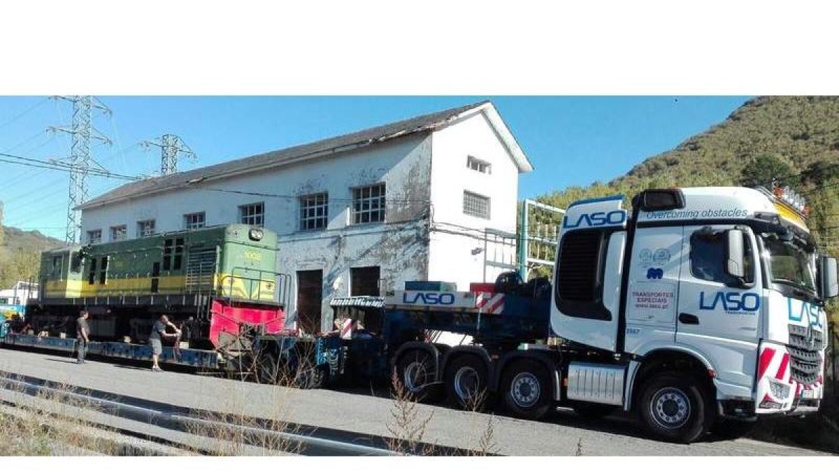 Traslado de una locomotora desde el el parque motor del ferrocarril de Villablino, el pasado miércoles. VANESSA ARAÚJO