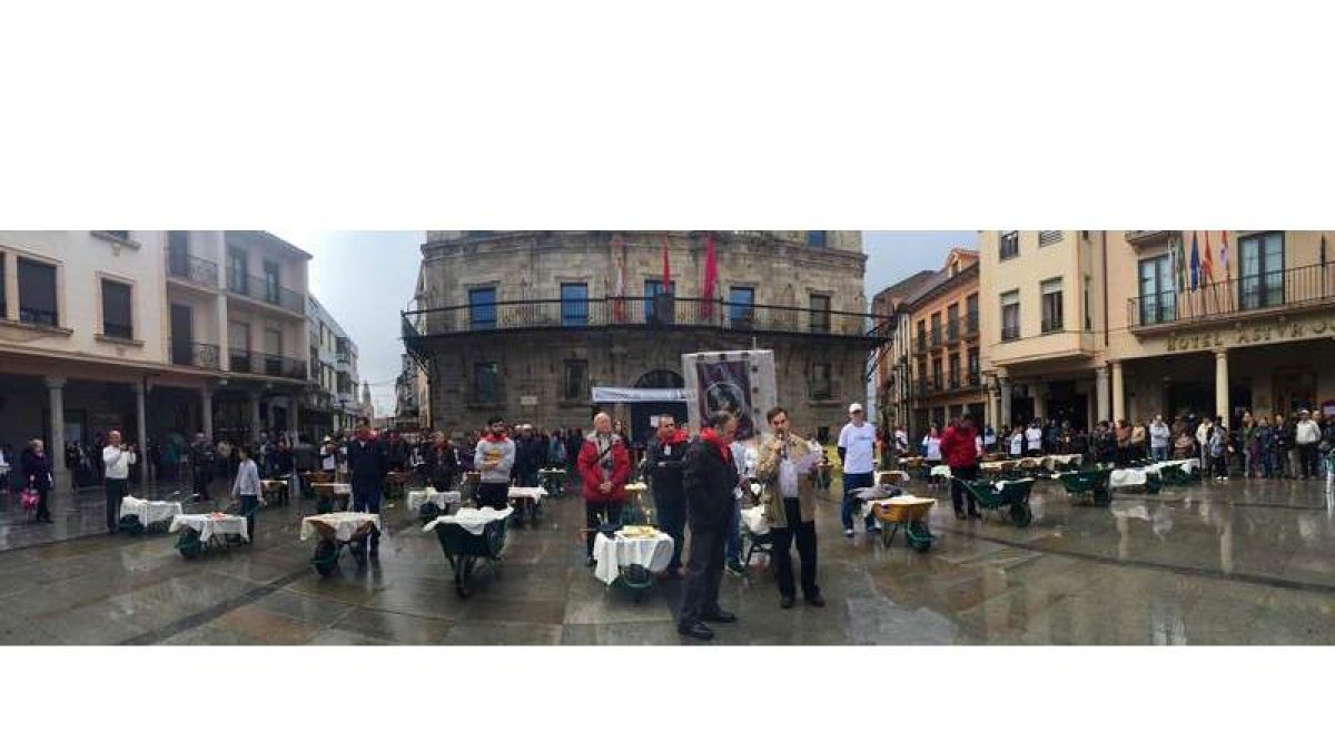 Los participantes, de todas las edades, llevaron los libros hasta la plaza Mayor donde el público eligió los que quiso con el compromiso de volverlos a liberar. A. VALENCIA