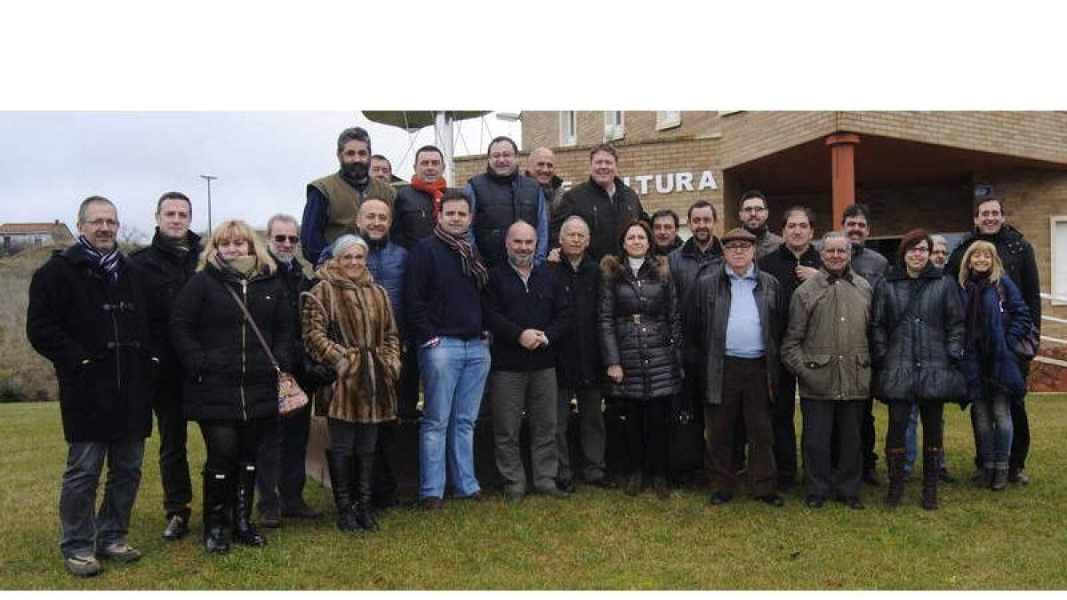 La ejecutiva del PSL-PSOE se reunió ayer con militantes de la agrupación de Sariegos.