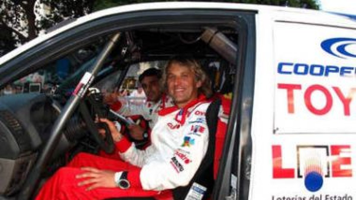 Calleja, a los mandos del Toyota con el que disputa el Dakar.