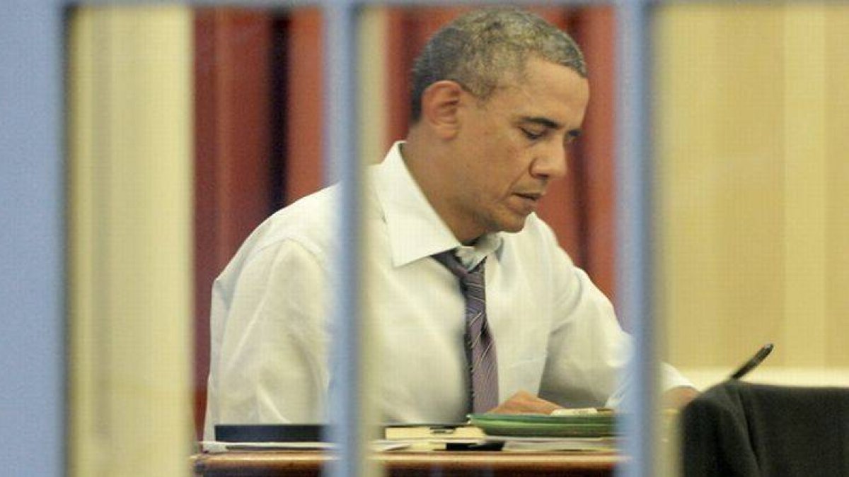 El presidente estadounidense, Barack Obama, trabaja en el discurso del Estado de la Unión en la Oficina Oval en la Casa Blanca en Washington DC.